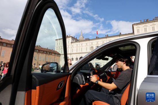 　　9月27日，在意大利都灵，人们在2025年都灵车展上的吉利汽车展区参观体验。新华社记者 李京 摄