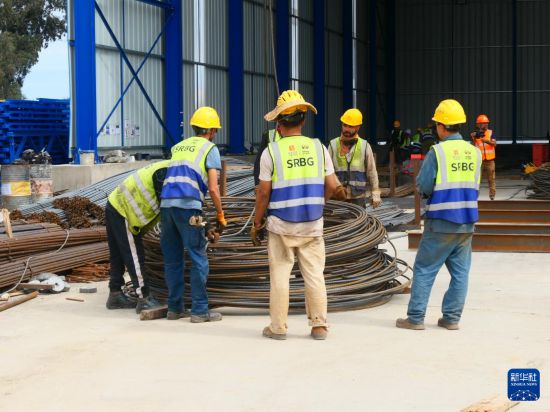 　　9月25日，工人在突尼斯比塞大市进行比塞大大桥的施工作业。新华社记者 黄灵 摄