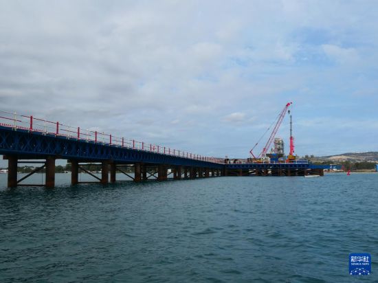 　　这是9月25日在突尼斯比塞大市拍摄的比塞大大桥栈桥及钢结构施工平台。新华社记者 黄灵 摄