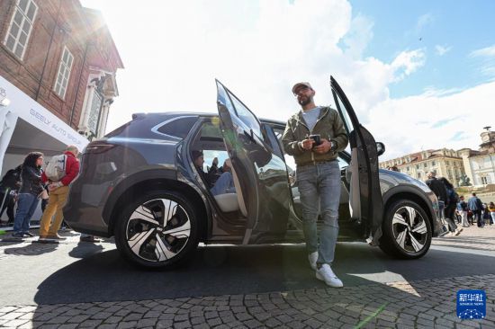 　　9月27日，在意大利都灵，人们在2025年都灵车展上的吉利汽车展区参观体验。新华社记者 李京 摄