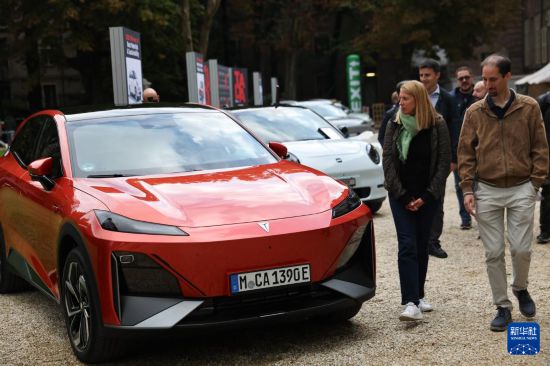 　　9月26日，在意大利都灵，人们观看“都灵汽车设计奖”获奖汽车。新华社记者 李京 摄