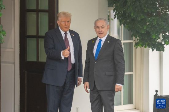 　　9月29日，在美国首都华盛顿白宫，美国总统特朗普（左）迎接到访的以色列总理内塔尼亚胡。新华社记者 胡友松 摄
