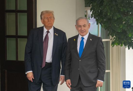 　　9月29日，在美国首都华盛顿白宫，美国总统特朗普（左）迎接到访的以色列总理内塔尼亚胡。新华社记者 胡友松 摄