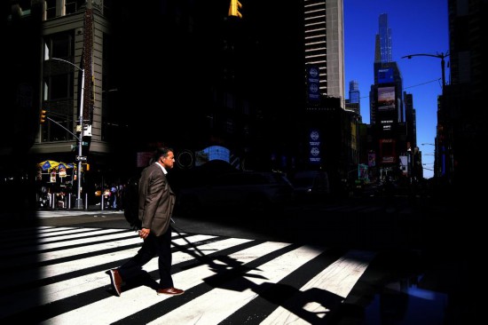 10月1日,在美国纽约曼哈顿的时报广场附近,行人通过人行横道斑马线过马路。新华社记者吴晓凌摄