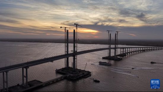 这是10月5日在圭亚那首都乔治敦拍摄的晚霞中的巴拉特·贾格迪奥-德梅拉拉河大桥(无人机照片)。新华社发(中国铁建国际供图)