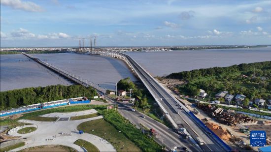 这是9月27日在圭亚那首都乔治敦拍摄的巴拉特·贾格迪奥-德梅拉拉河大桥(无人机照片)。新华社发(中国铁建国际供图)