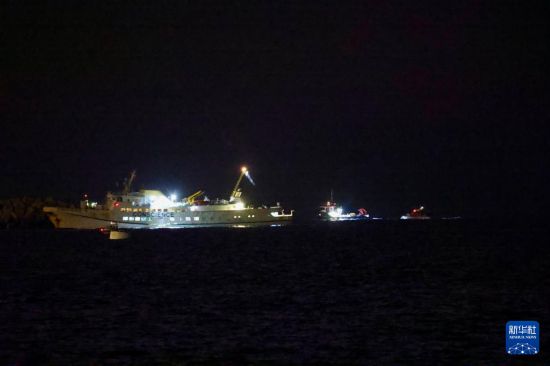 10月8日,在以色列南部,一艘加沙援助船队的船只遭拦截后被拖向阿什杜德港。新华社发(贾马尔·阿瓦德摄)