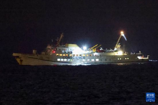 10月8日,在以色列南部,一艘加沙援助船队的船只遭拦截后被拖向阿什杜德港。新华社发(贾马尔·阿瓦德摄)