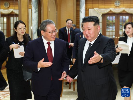 当地时间10月9日下午,中共中央政治局常委、国务院总理李强在平壤朝鲜劳动党中央委员会会见朝鲜劳动党总书记、国务委员长金正恩。新华社记者 黄敬文 摄