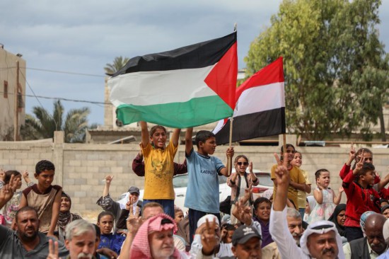 10月9日,在加沙地带中部代尔拜拉赫,巴勒斯坦民众在获悉加沙停火协议的消息后庆祝。新华社发(里泽克·阿卜杜勒贾瓦德摄)