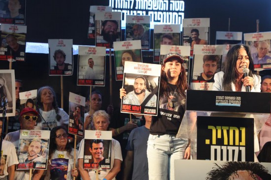10月4日,被扣押人员家属和支持停战的人们在以色列特拉维夫举行游行集会,要求政府迅速在加沙地带实现停火,让被扣押人员回家。新华社发(吉尔·科恩·马根摄)