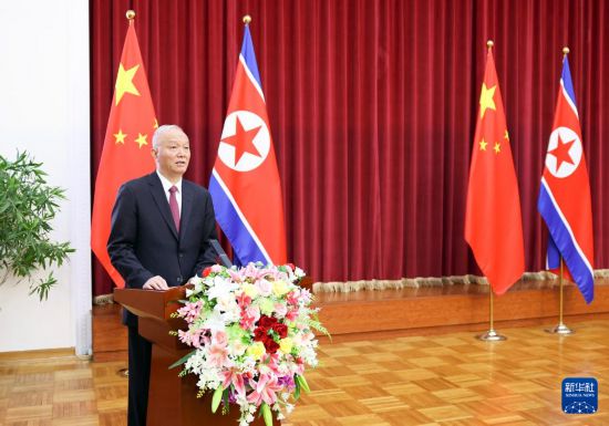 10月9日,中共中央政治局常委、中央书记处书记蔡奇在北京出席朝鲜驻华使馆举办的朝鲜劳动党成立80周年庆祝招待会。新华社记者 姚大伟 摄