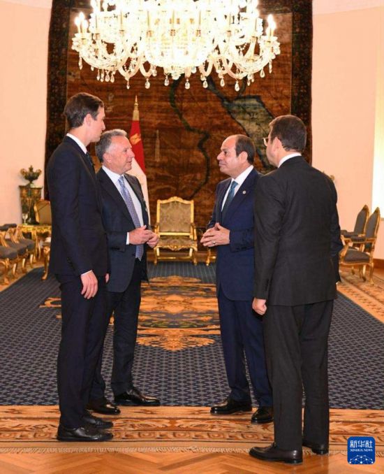 10月9日,埃及总统塞西(右二)在开罗会见美国中东问题特使威特科夫(左二)和特朗普的女婿库什纳(左一)。新华社发(埃及总统府供图)