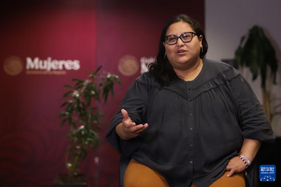 10月3日,在墨西哥首都墨西哥城,墨西哥妇女部长西特拉莉·埃尔南德斯·莫拉接受新华社记者专访。新华社发(丹尼尔·奥古斯托摄)