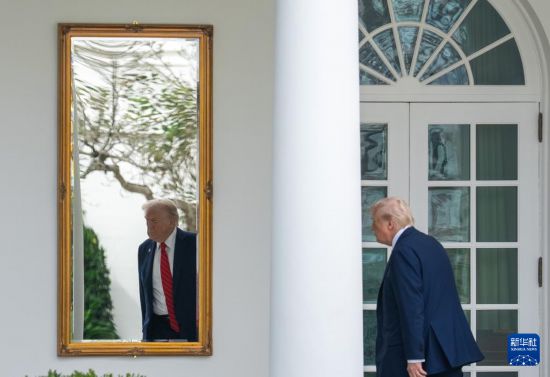 10月10日，在美国首都华盛顿，美国总统特朗普返回白宫。新华社记者 胡友松 摄