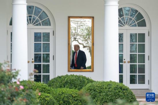 10月10日，在美国首都华盛顿，美国总统特朗普返回白宫。新华社记者 胡友松 摄