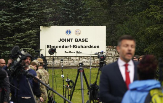 8月14日,媒体记者在美国阿拉斯加州安克雷奇的埃尔门多夫-理查森联合军事基地外报道。新华社记者吴晓凌摄