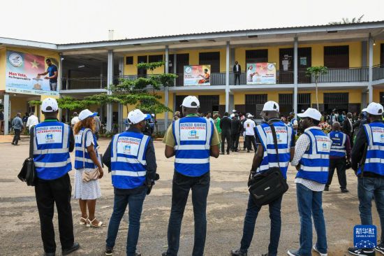 　　10月12日，在喀麦隆首都雅温得，国内外选举观察员在总统选举期间在投票站监督选举活动。新华社发（科普索摄）