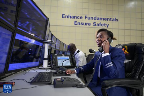 这是9月30日在蒙内铁路内罗毕终点站调度中心拍摄的女调度员达玛丽斯·穆廷达。新华社记者 杨光 摄