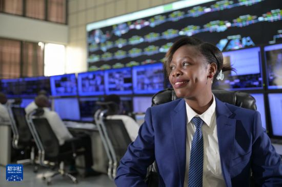 这是9月30日在蒙内铁路内罗毕终点站调度中心拍摄的女调度员达玛丽斯·穆廷达。新华社记者 杨光 摄