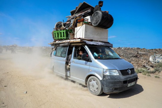 　　10月11日，加沙地带南部的巴勒斯坦人经由以军指定通道萨拉赫丁公路返回北方。新华社发（里泽克·阿卜杜勒贾瓦德 摄）