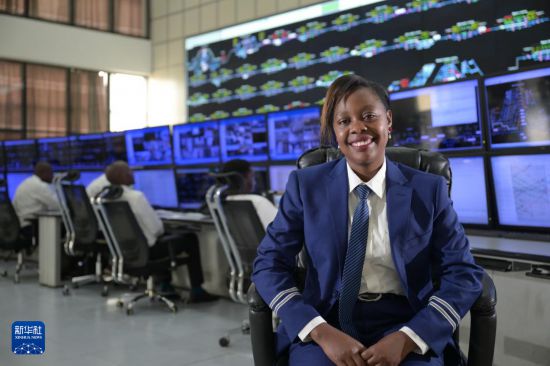 这是9月30日在蒙内铁路内罗毕终点站调度中心拍摄的女调度员达玛丽斯·穆廷达。新华社记者 杨光 摄
