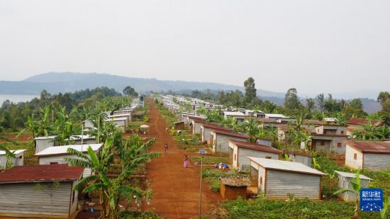 这是10月1日拍摄的刚果(金)东部南基伍省卡莱亥地区的雨灾安置房。新华社发
