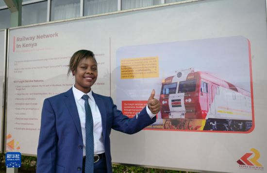 这是9月30日在蒙内铁路内罗毕终点站调度中心拍摄的女调度员达玛丽斯·穆廷达。新华社记者 杨光 摄