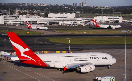 　　2020年3月18日，多架澳洲航空客机停泊在澳大利亚悉尼机场。新华社记者白雪飞摄