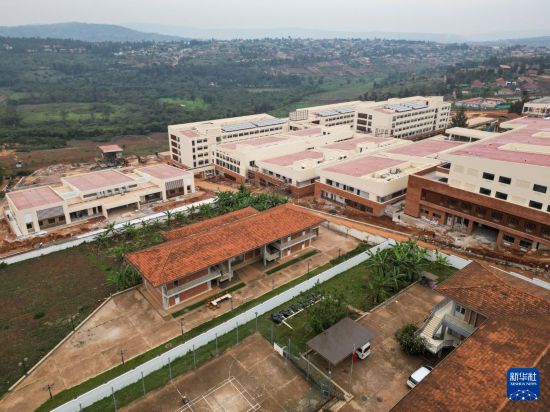 　　这是9月24日在卢旺达基加利市郊拍摄的马萨卡医院一期和改扩建项目建筑工地（无人机照片）。新华社记者 李亚辉 摄