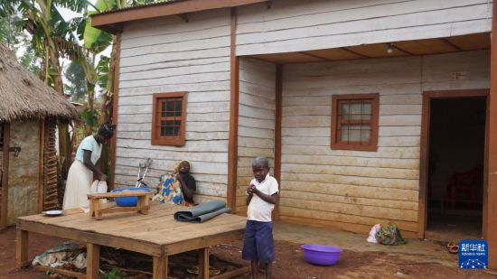 10月1日,当地民众在位于刚果(金)东部南基伍省卡莱亥地区的雨灾安置房前休息。新华社发