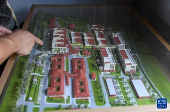 　　9月29日，在卢旺达基加利市郊的马萨卡医院改扩建项目建筑工地上，项目总工程师陈依伟介绍项目沙盘。新华社记者 李亚辉 摄