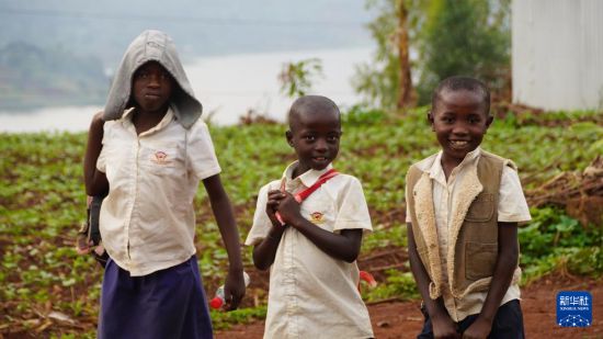 10月1日,在刚果(金)东部南基伍省卡莱亥地区,当地孩童在上学的路上。新华社发