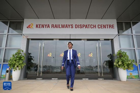 这是9月30日在蒙内铁路内罗毕终点站调度中心拍摄的女调度员达玛丽斯·穆廷达。新华社记者 杨光 摄