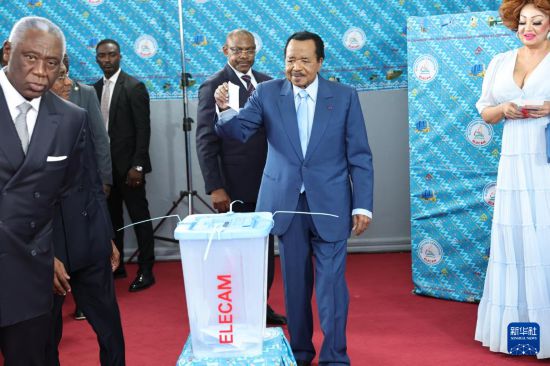 　　10月12日，在喀麦隆首都雅温得，喀麦隆总统、喀麦隆人民民主联盟候选人保罗·比亚在总统选举中投票。新华社发（科普索摄）