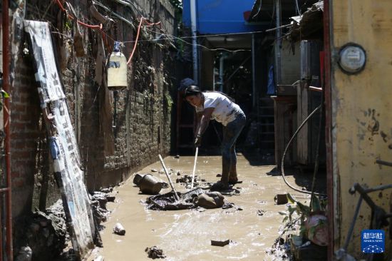 10月12日,在墨西哥韦拉克鲁斯州波萨里卡,一名女子清理房屋前的淤泥。新华社发(弗朗西斯科·卡涅多摄)