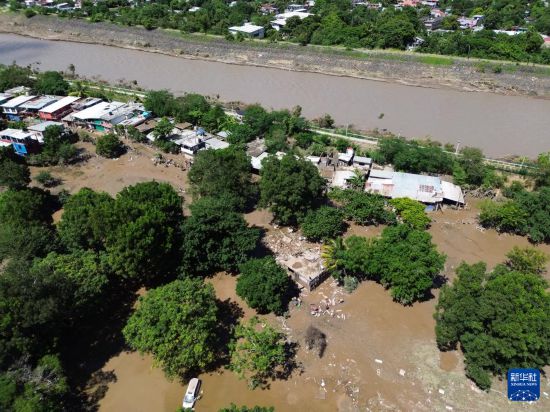 这是10月12日在墨西哥韦拉克鲁斯州波萨里卡拍摄的强降雨后的景象(无人机照片)。新华社发(弗朗西斯科·卡涅多摄)