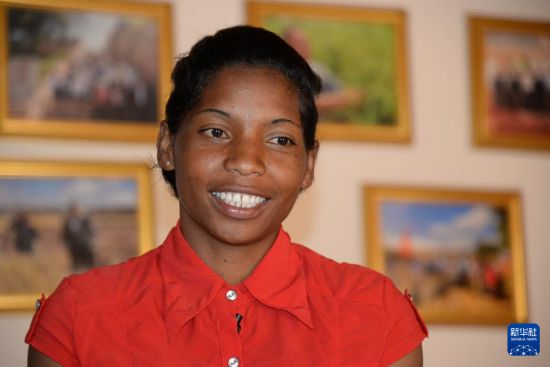 　　9月29日，在马达加斯加马义奇镇，当地农户苏卢曼皮乌努纳接受新华社记者采访。新华社发（西塔卡·拉乔纳里松摄）