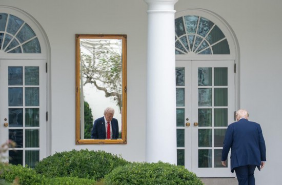 10月10日,在美国首都华盛顿,美国总统特朗普返回白宫。当日,美国联邦政府“停摆”进入第十天。白宫管理和预算办公室主任沃特在社交媒体上宣布,联邦政府裁员已经开始。新华社记者胡友松摄