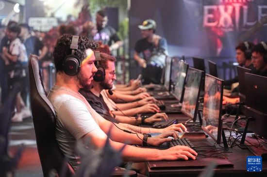 10月11日,在巴西圣保罗,人们在2025年巴西游戏展览会上参加电竞比赛。新华社发(保罗·洛佩斯摄)