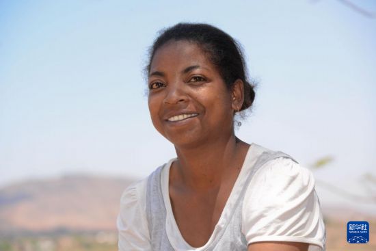 　　9月29日，在马达加斯加马义奇镇，当地农户姆博拉蒂亚娜接受新华社记者采访。新华社发（西塔卡·拉乔纳里松摄）