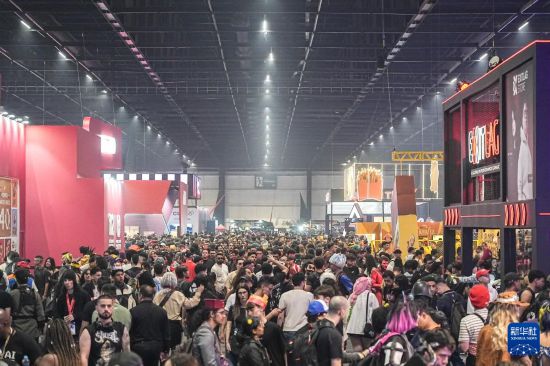 10月11日,在巴西圣保罗,人们在2025年巴西游戏展览会上参观。新华社发(保罗·洛佩斯摄)