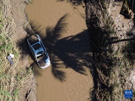 10月12日,在墨西哥韦拉克鲁斯州波萨里卡,一辆汽车陷在强降雨导致的积水中(无人机照片)。新华社发(弗朗西斯科·卡涅多摄)