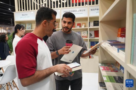 　　10月2日，在沙特阿拉伯首都利雅得，人们在2025年利雅得国际书展的中国展区交流。 新华社记者 罗晨 摄