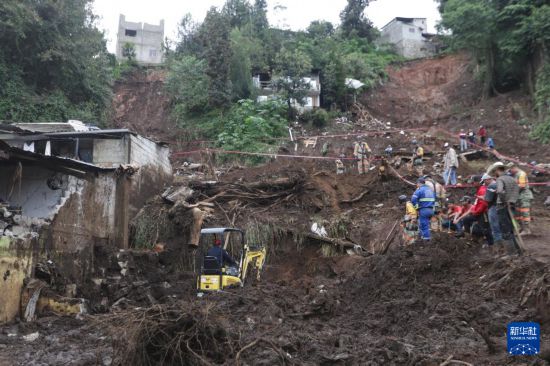 10月13日,在墨西哥普埃布拉州瓦乌奇南戈市,救援人员在强降雨引发的山体滑坡现场进行搜救。新华社发(弗朗西斯科·卡涅多摄)