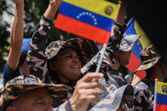 10月4日,在委内瑞拉首都加拉加斯的玻利瓦尔广场,玻利瓦尔民兵组织成员参与全国特别军事演习。新华社发(马科斯·萨尔加多摄)