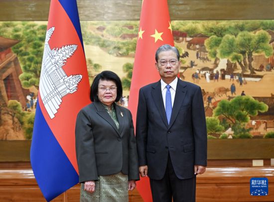 10月14日,全国人大常委会委员长赵乐际在北京会见来华出席全球妇女峰会的柬埔寨国会主席昆索达莉。新华社记者 张领 摄