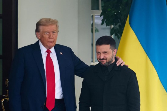 8月18日,美国总统特朗普(左)在华盛顿白宫迎接乌克兰总统泽连斯基。新华社记者胡友松摄