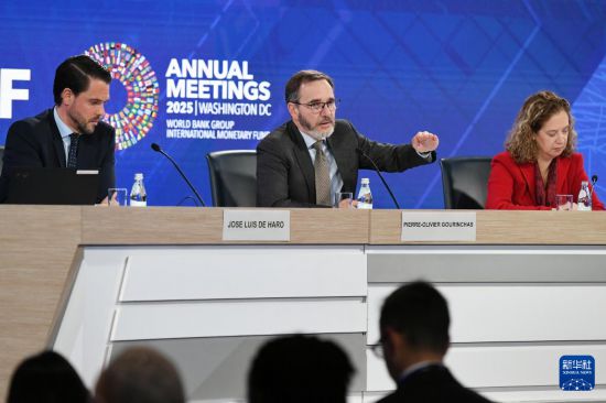 10月14日,在美国华盛顿,国际货币基金组织首席经济学家皮埃尔-奥利维耶·古兰沙(中)在《世界经济展望报告》新闻发布会上讲话。新华社记者 李睿 摄