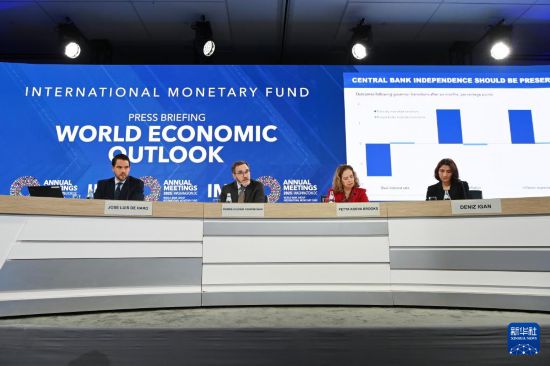 10月14日,在美国华盛顿,国际货币基金组织首席经济学家皮埃尔-奥利维耶·古兰沙(左二)在《世界经济展望报告》新闻发布会上讲话。新华社记者 李睿 摄